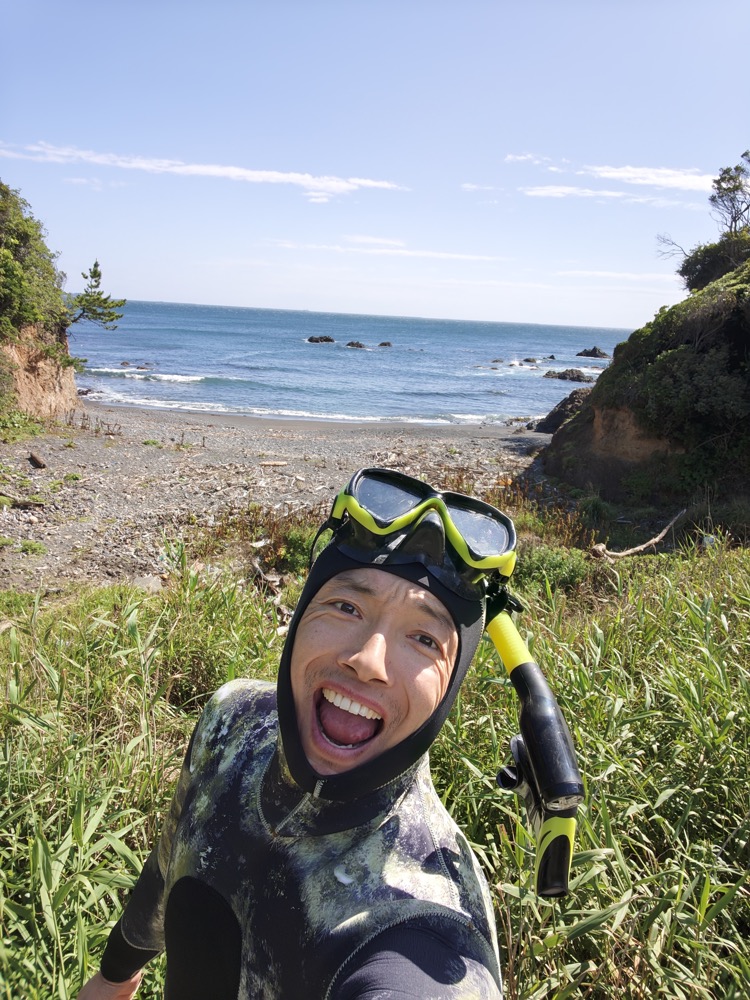 志摩の海で素潜り漁をする松之助
